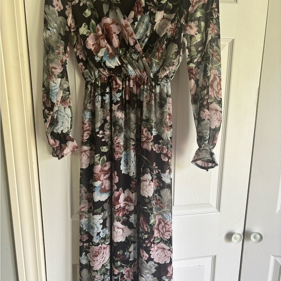 Everly  Maxi Dress size small - Picture 3 of 5